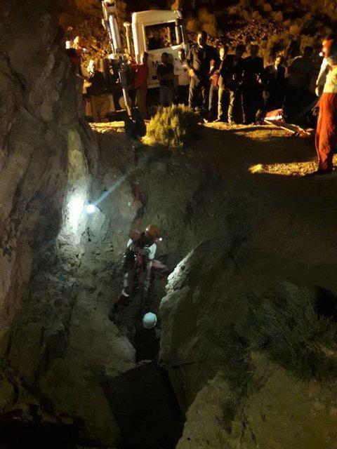 نجات 2 فرد گرفتار در چاه توسط نجاتگران جمعیت هلال احمر کردستان