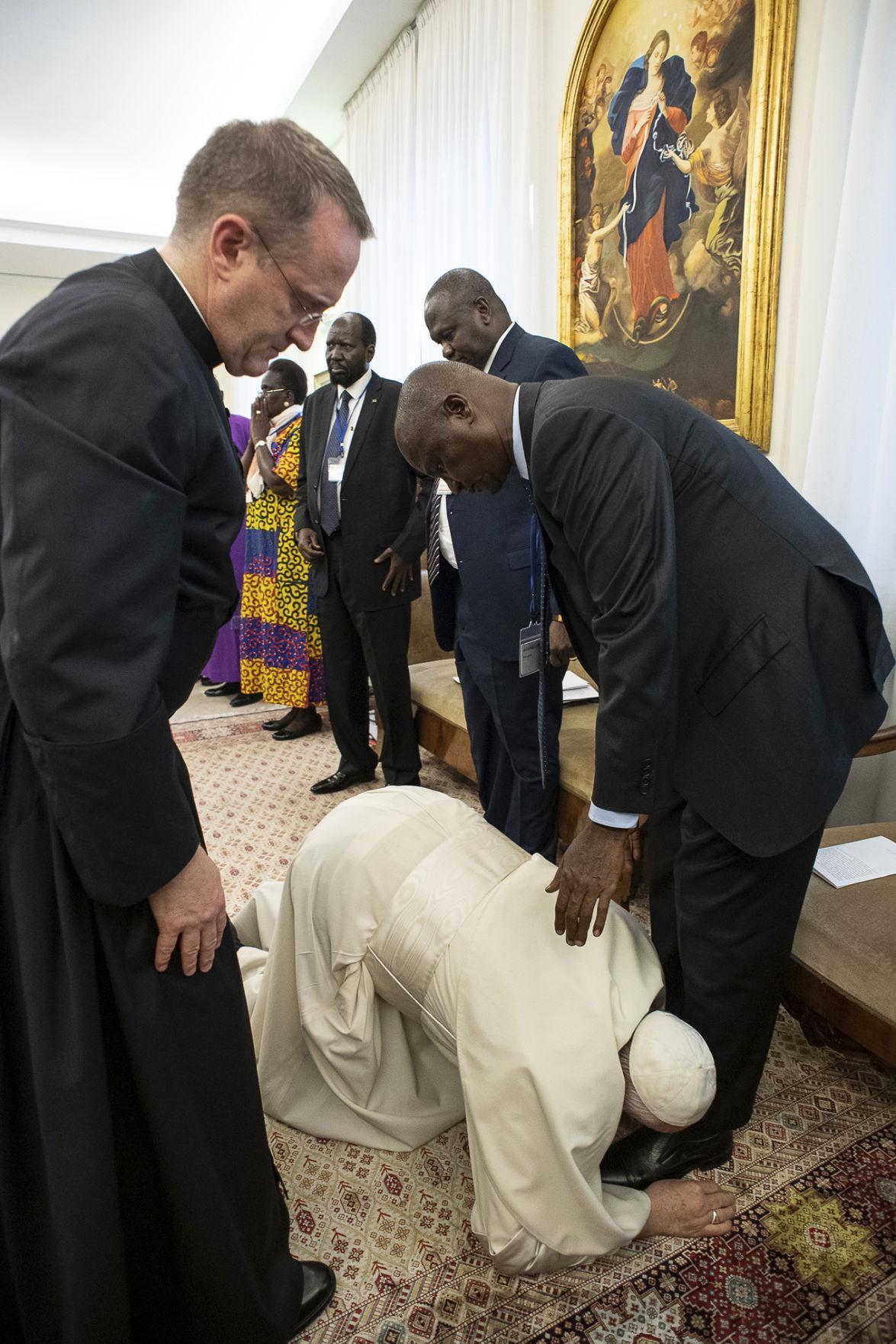 پاپ پای سران سودان جنوبی برای برقراری صلح بوسید