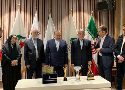 ادامه اهدای کاپ و یادبود ورزشکاران به موزه ورزش