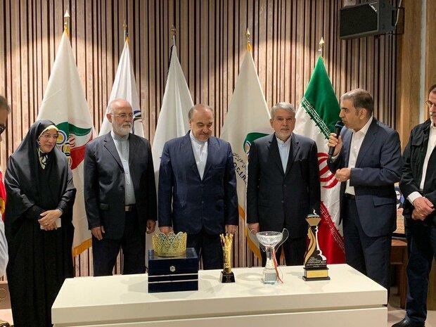 ادامه اهدای کاپ و یادبود ورزشکاران به موزه ورزش ادامه اهدای کاپ و یادبود ورزشکاران به موزه ورزش