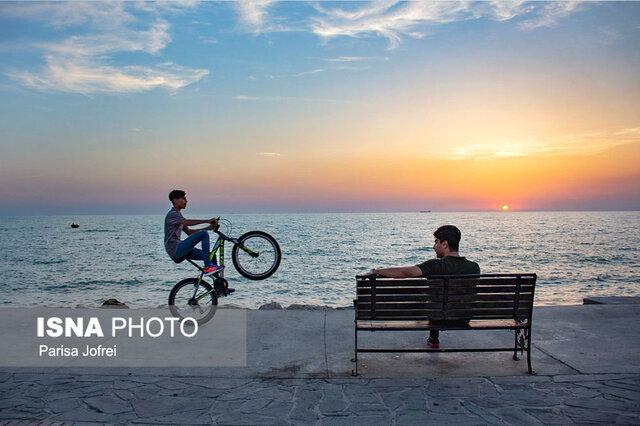 دوچرخه سواران این شهر در ساحل می رانند... دوچرخه سواران این شهر در ساحل می رانند...
