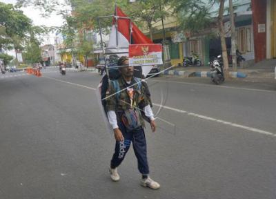 800 کیلومتر عقب روی مرد روستایی برای مراقبت از جنگل های اندونزی