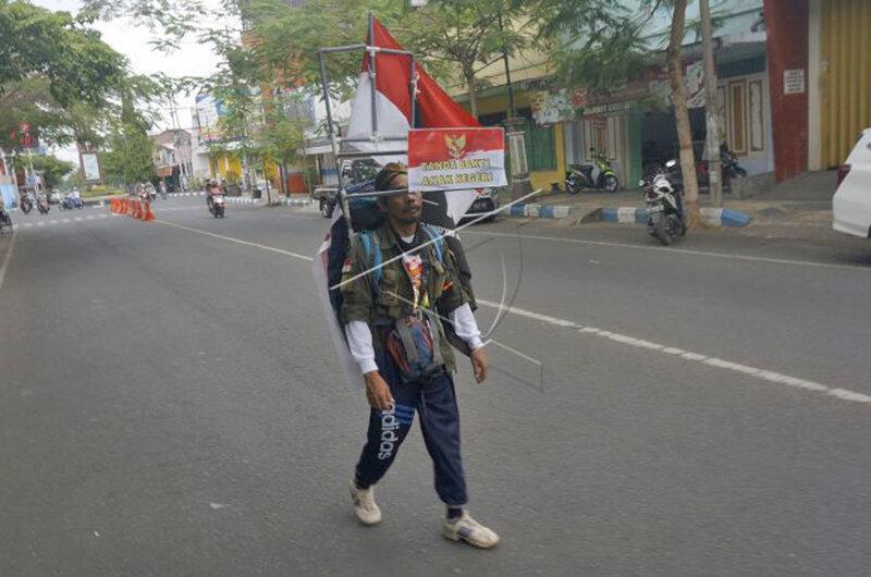 800 کیلومتر عقب روی مرد روستایی برای مراقبت از جنگل های اندونزی