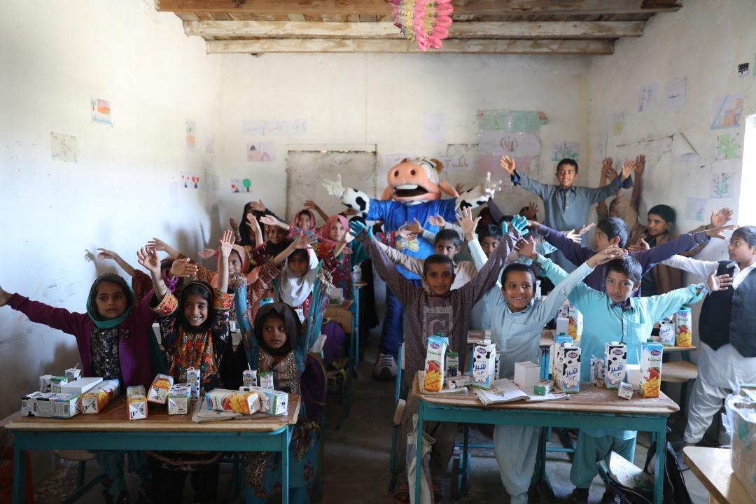 لب های بچه ها سیستانی آراسته به لبخند، از سر امید، همراه با کمپین امیدهست