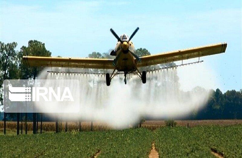 خبرنگاران عملیات آماده سازی باند فرود هواپیمای سمپاش در خبرنگاران عملیات آماده سازی باند فرود هواپیمای سمپاش در آبادان شروع شد