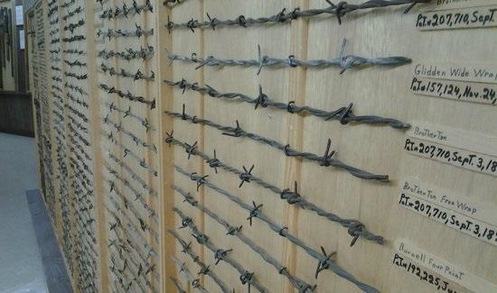 سیم های خارداری که در موزه نمایش داده می شوند سیم های خارداری که در موزه نمایش داده می شوند