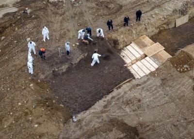 دفن جمعی جان باختگان آمریکایی مبتلا به کرونا در یک جزیره