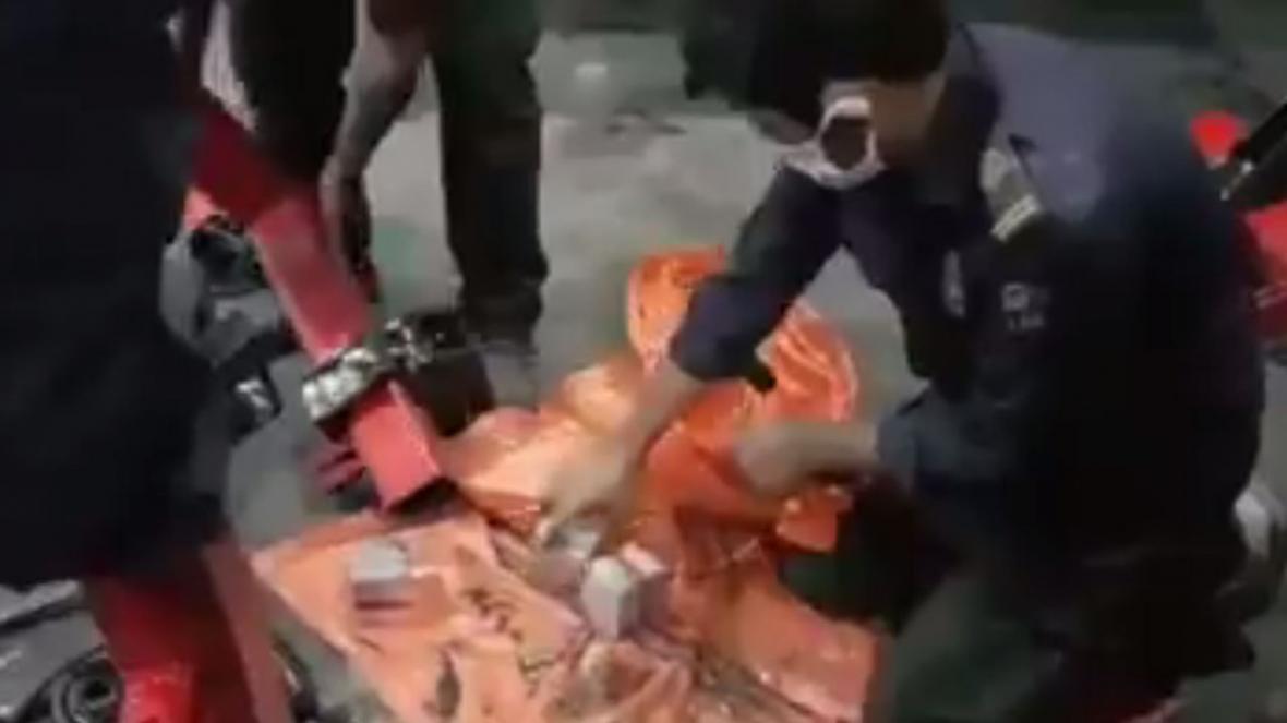 جاسازی فوق حرفه ای مواد مخدر در کامیون فیلم جاسازی فوق حرفه ای مواد مخدر در کامیون