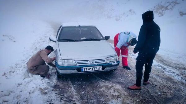 امداد رسانی 42 دستگاه خودرو گرفتار در برف و کولاک در محور شاهین دژ ، بوکان