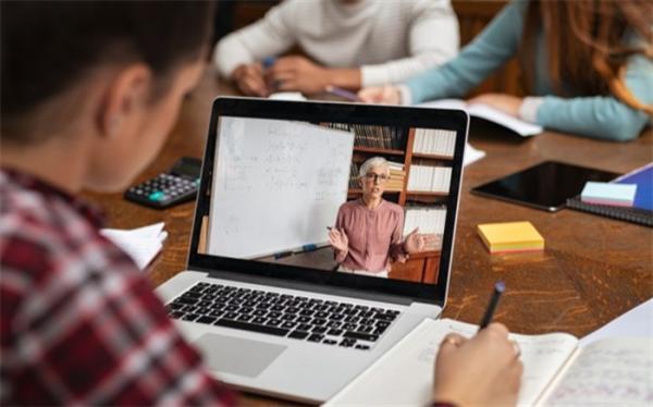 رهاورد آموزش آنلاین؛ محرومیت دانش آموزان و افت کیفیت تحصیلی