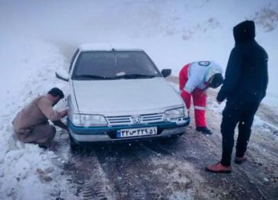 امداد رسانی 42 دستگاه خودرو گرفتار در برف و کولاک در محور شاهین دژ ، بوکان
