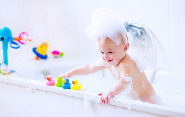 چک فهرست و راهنمای کامل حمام کودک؛ همه آنچه باید آماده کنیم