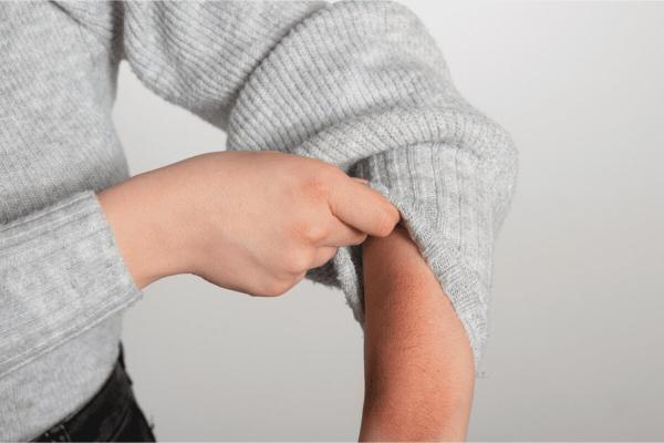 دلیل خارش ناخوشایند پوست با لباس پشمی علت خارش ناخوشایند پوست با لباس پشمی