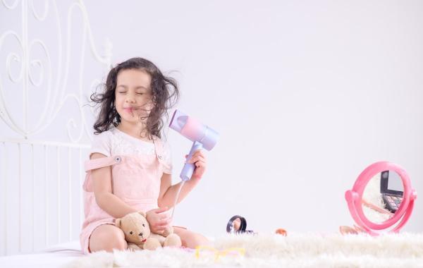 5 اشتباه و 5 نکته ایمنی مهم برای سشوار کشیدن موی کودک 5 اشتباه و 5 نکته ایمنی مهم برای سشوار کشیدن موی کودک