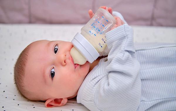 راهنمای انتخاب برترین شیر خشک برای نوزاد