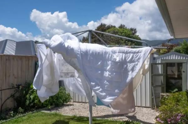 آیا بیرون گذاشتن پتو در هوای سرد، واقعاً به خواب بهتر یاری می نماید؟